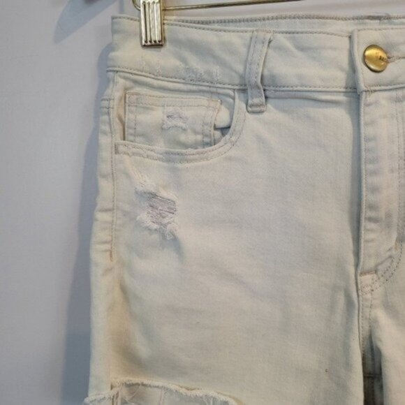 American Eagle | Super Stretch Hi-Rise Shortie Distressed Light Wash Denim Short - Picture 4 of 6